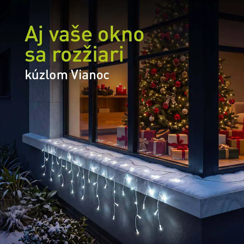 Vianočný záves v studenej bielej farbe na okennej rímse rodinného domu