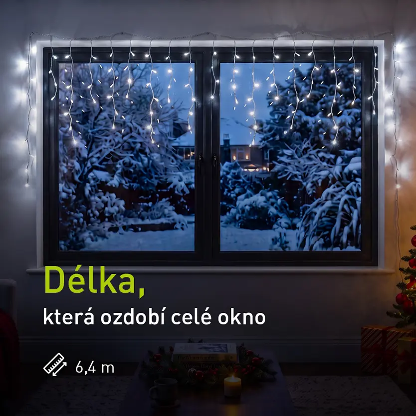 Světelný závěs RETLUX s délkou 6,4 m na okně v obýváku s vánočním stromkem