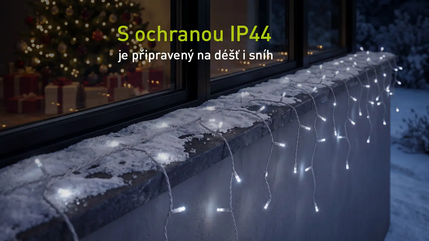 Venkovní vánoční řetěz RETLUX na okenní římse rodinného domu