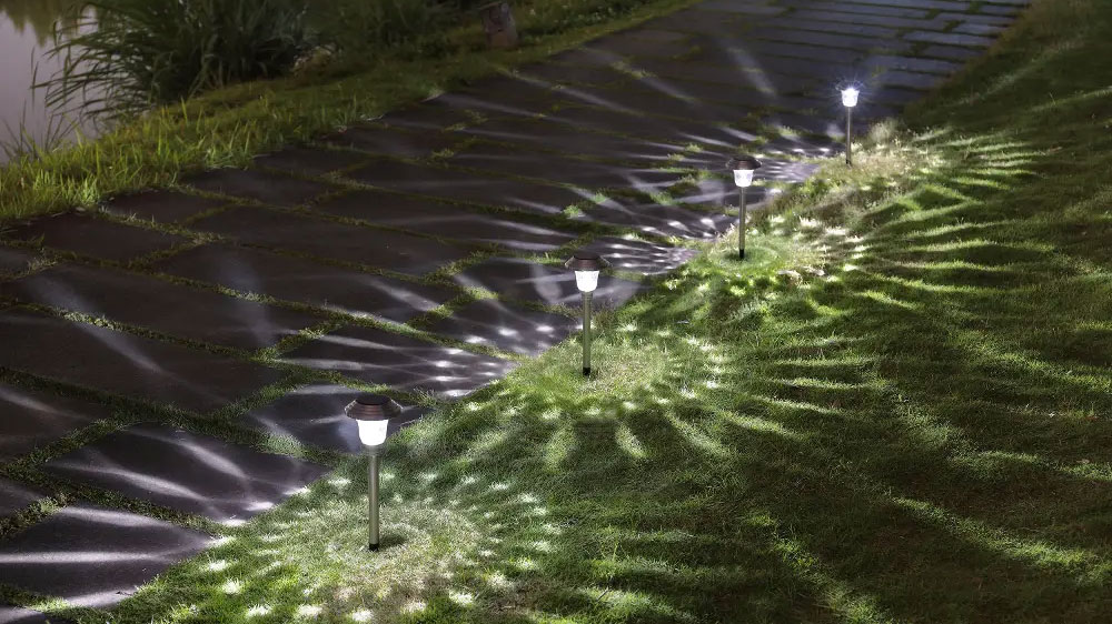 Zahradní LED svítidlo Retlux RGL 114 zapíchnuté na zahradě_02