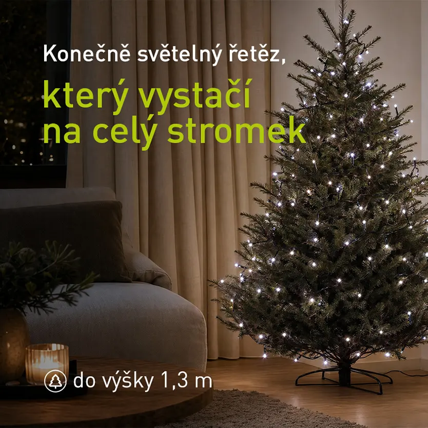 Světelný řetěz RETLUX na vánočním stromečku v obývacím pokoji