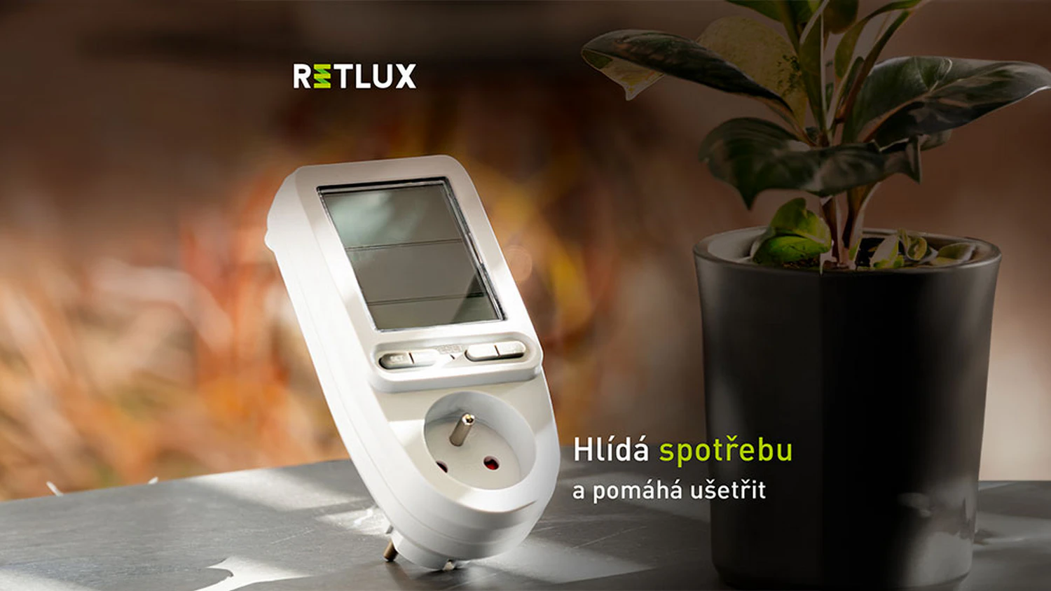 Měřič spotřeby RETLUX RDM 1004 na stolku_04