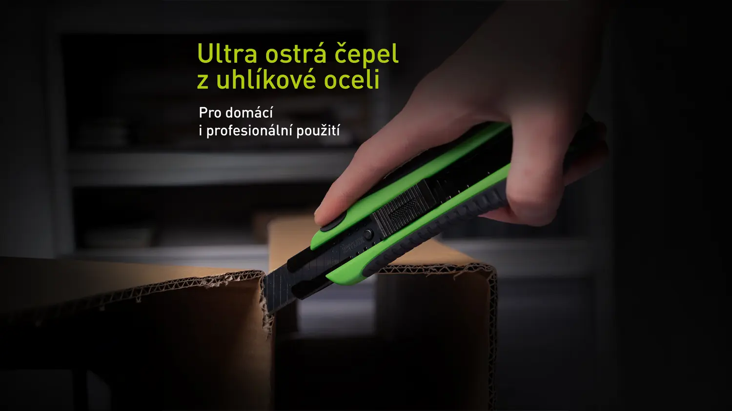 Ruka řeže karton s univerzálním odlamovacím nožem Retlux RSK 200
