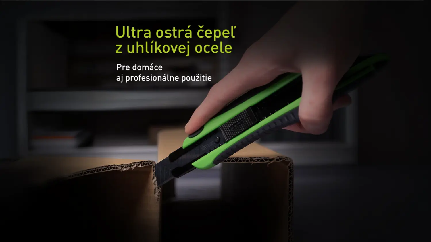 Ruka reže kart&oacute;n s univerz&aacute;lnym odlamovac&iacute;m nožom Retlux RSK 200