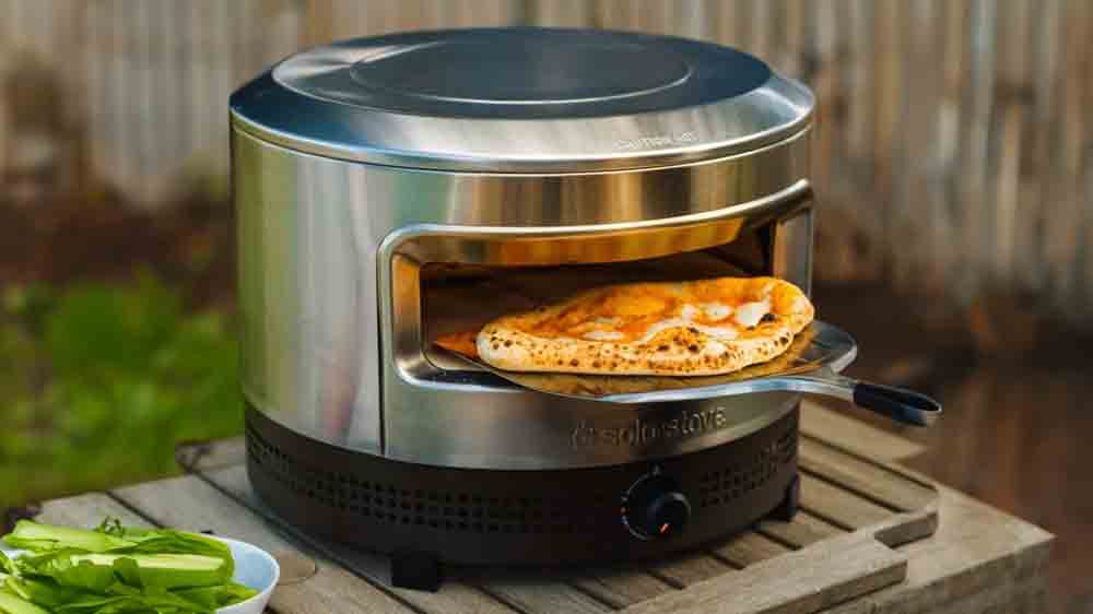 Vyjmutí pizzy z pece Solo Stove Pi Prime_02