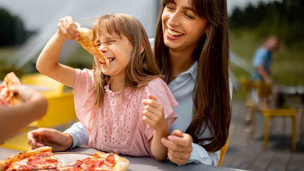 Matka s dcerou jedí pizzu_04