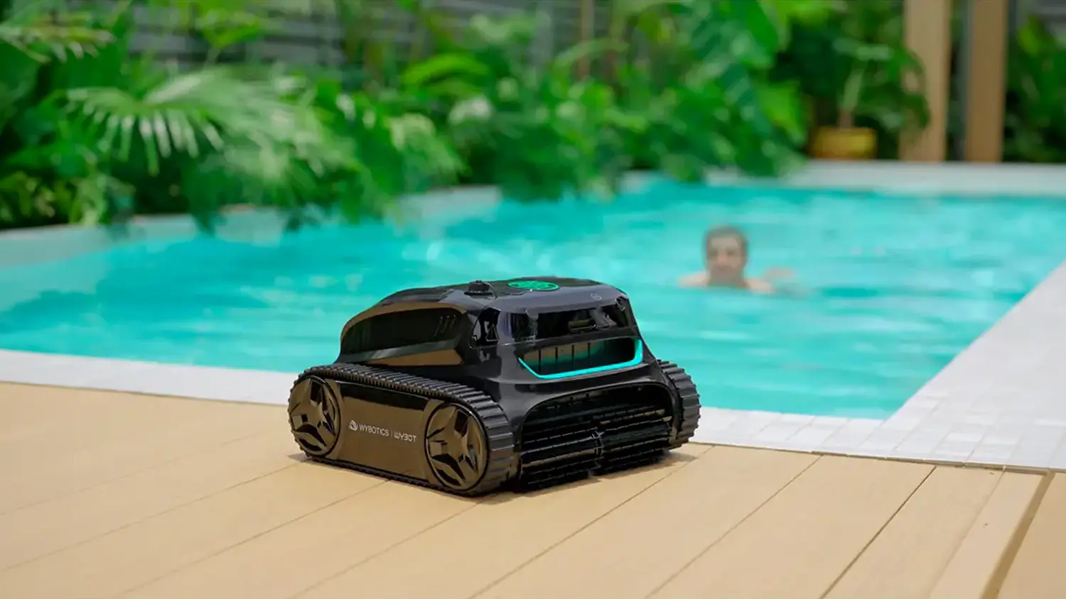 Robotick&yacute; baz&eacute;nov&yacute; vysavač Wybot S2 na kraji baz&eacute;nu