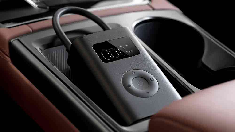 Kompresor Xiaomi Portable Electric Air Compressor 2 uložen&yacute; v autě_02