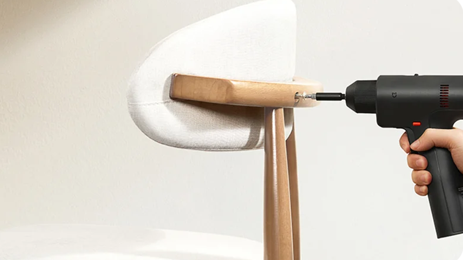 Dotažení židle s aku vrtačkou Xiaomi Mijia Brushless Cordless Drill 2