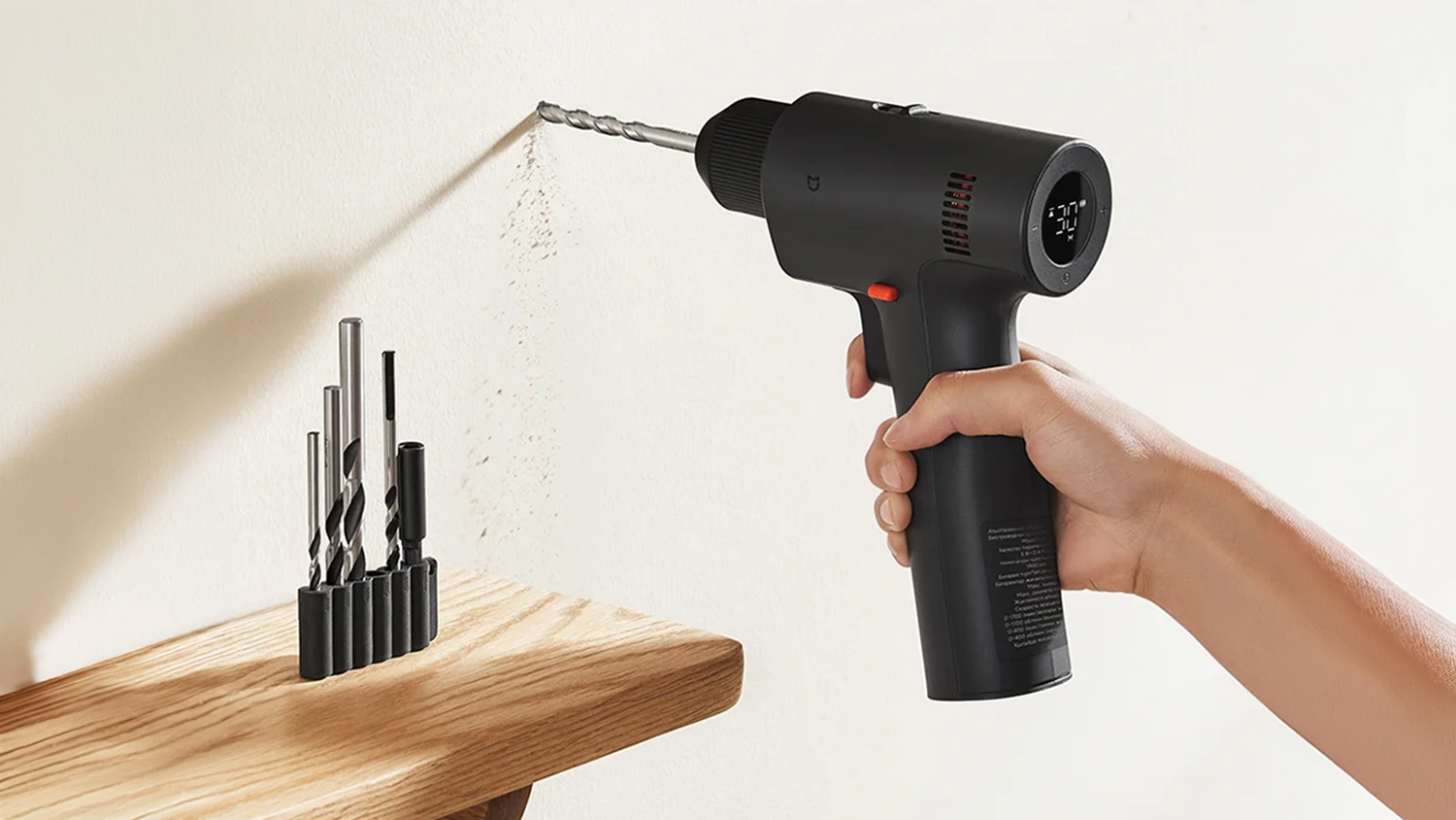 Vrtání s aku vrtačkou Xiaomi Mijia Brushless Cordless Drill 2 vedle sady vrtáků
