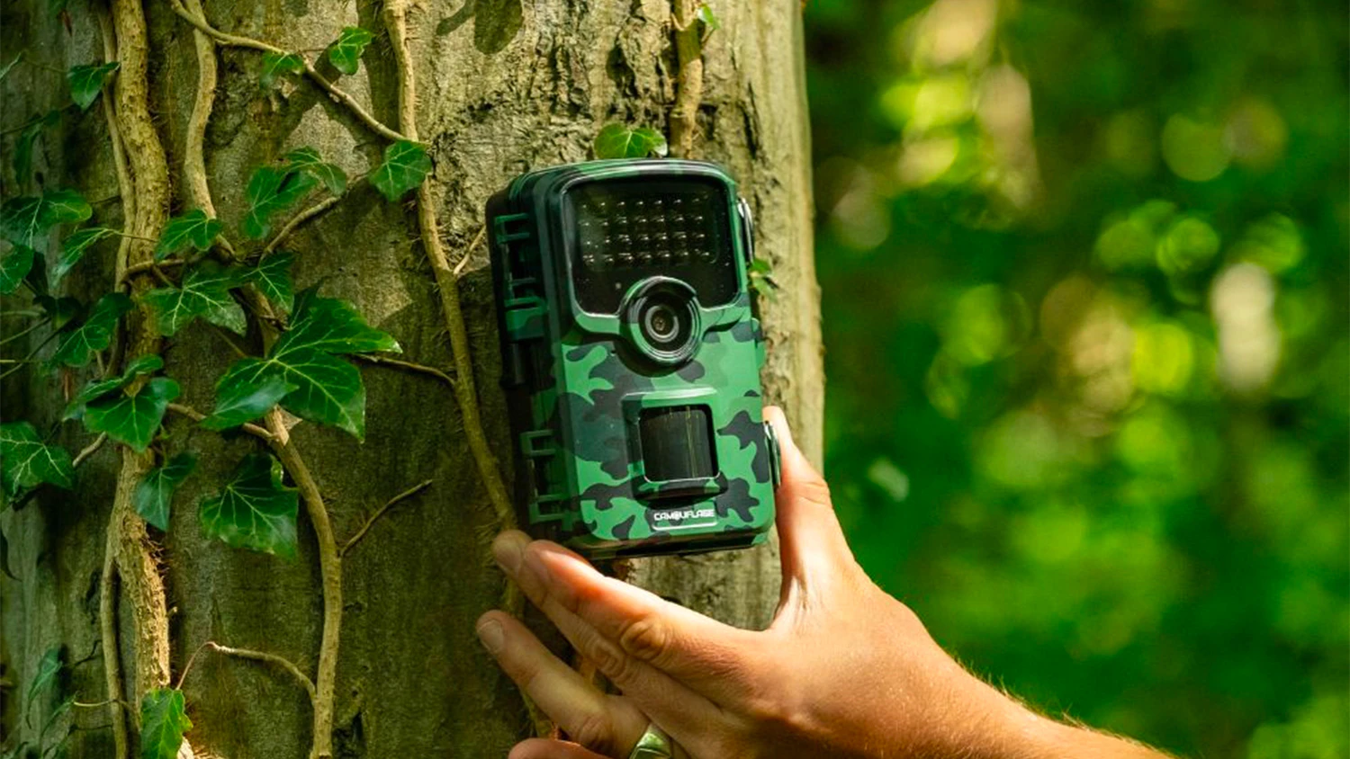 Ruka upevňující fotopast Camouflage EZ2 Lite ke kmeni