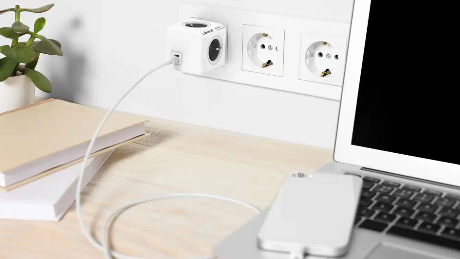 Rozbočovač do zásuvky Cubenest PowerCube Original USB C+C PD v zásuvce u počítače
