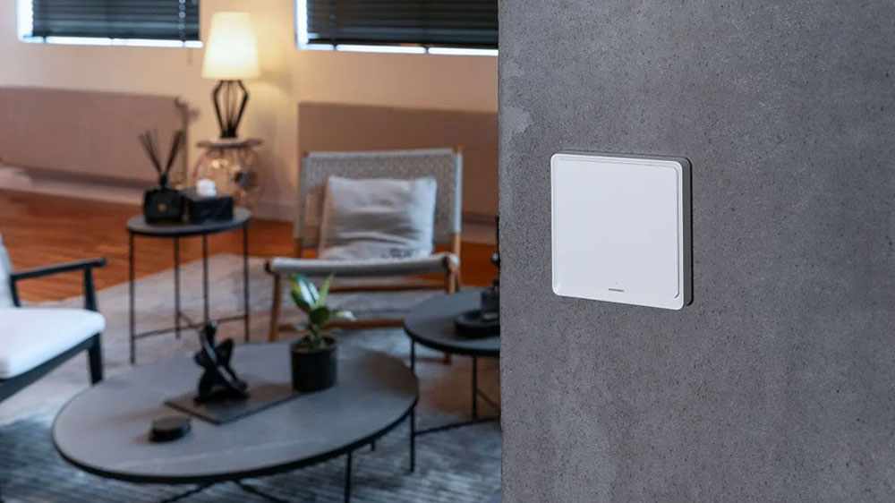 Smart vypínač RETLUX RSH 303 Reed na stěně v domácnosti_03