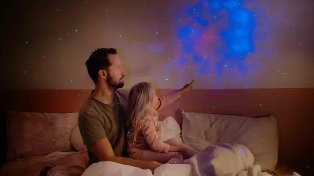 Projektor RETLUX RNL 109 premieta galaxiu na stenu pokoj&iacute;čku_04