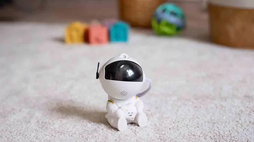 Projektor Astronaut RETLUX RNL 109 na zemi v izbe_05