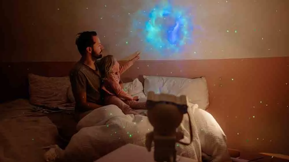 Projektor RETLUX RNL 110 premieta galaxiu na stenu pokoj&iacute;čku_04