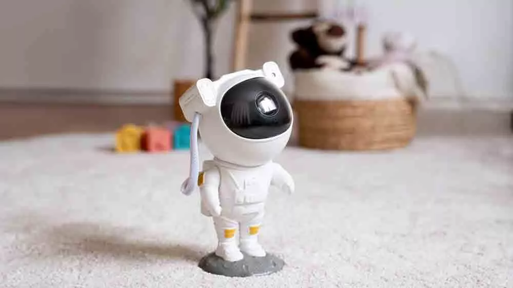 Projektor Astronaut RETLUX RNL 110 na zemi v izbe_05