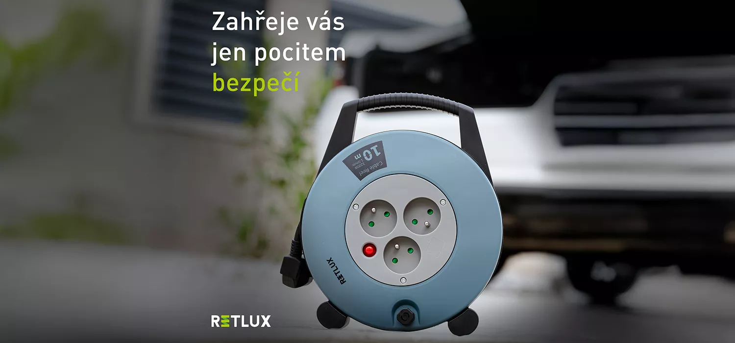 Prodlužovac&iacute; kabel buben RETLUX Russel venku u auta