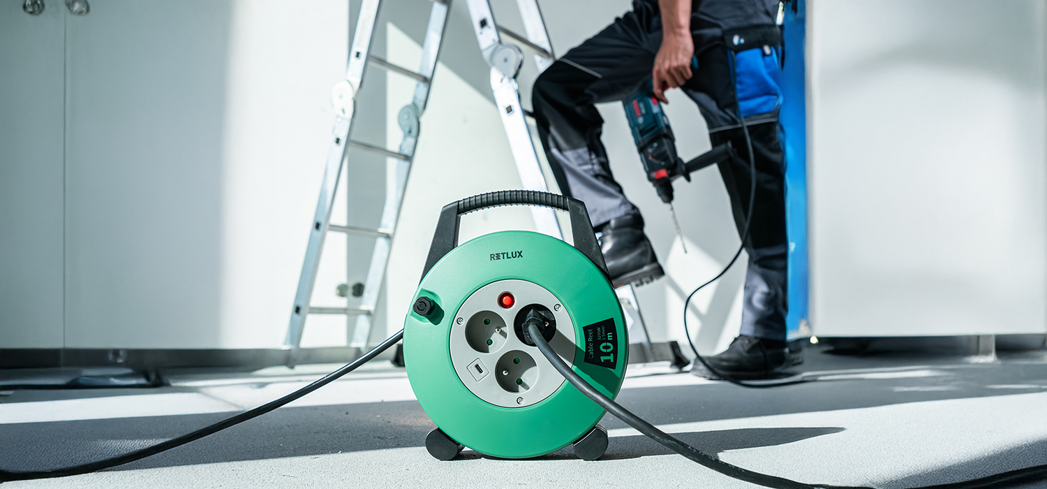 Prodlužovací kabel buben RETLUX Russel v pracovním prostředí