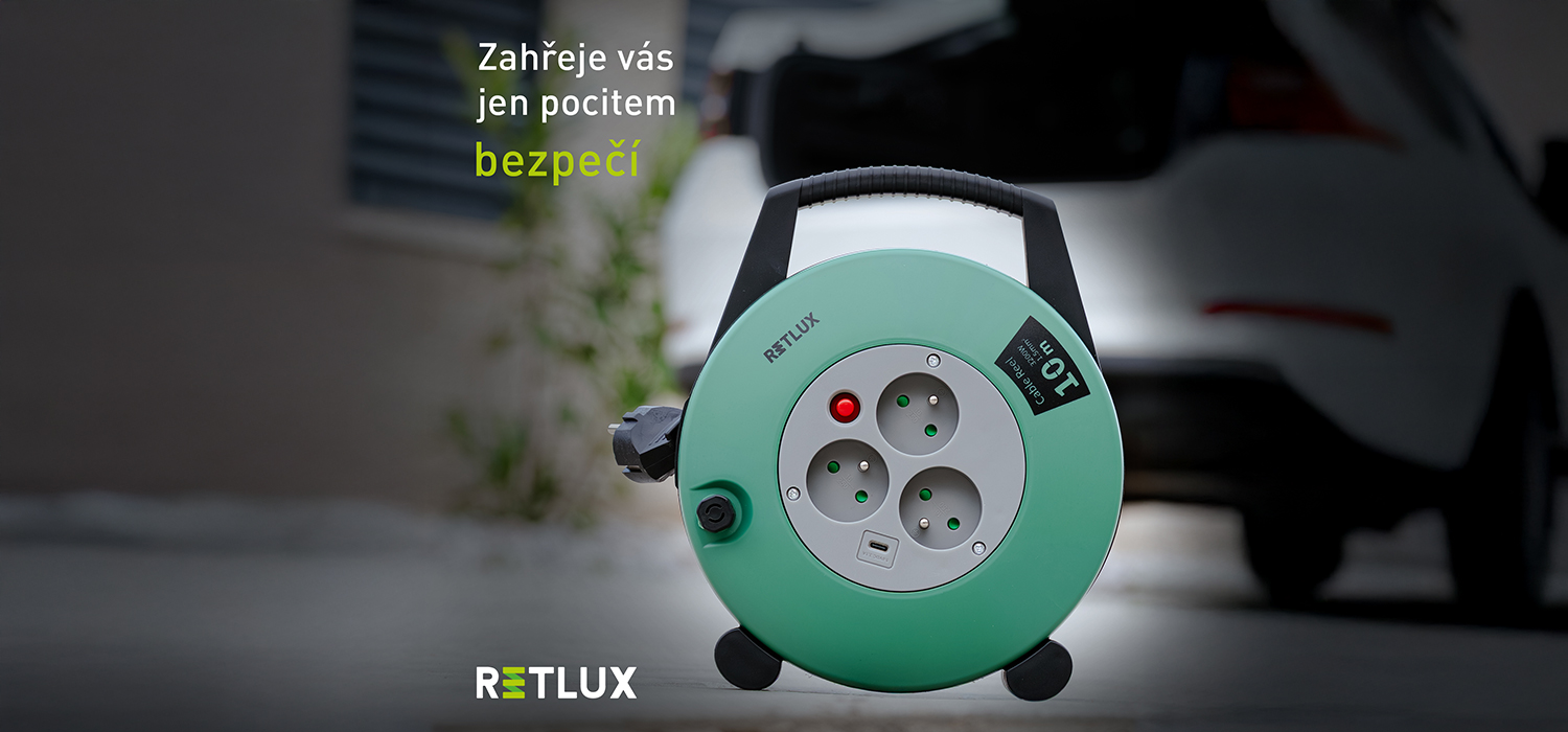 Prodlužovací kabel buben RETLUX Russel venku u auta