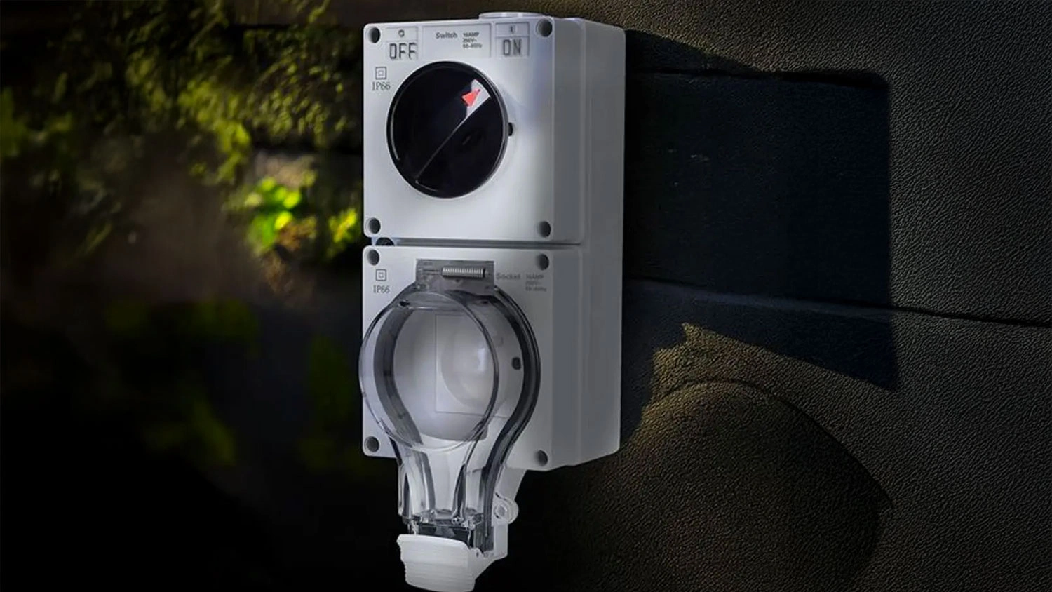 Venkovní zásuvka s vypínačem Solight IP66 instalovaná venku