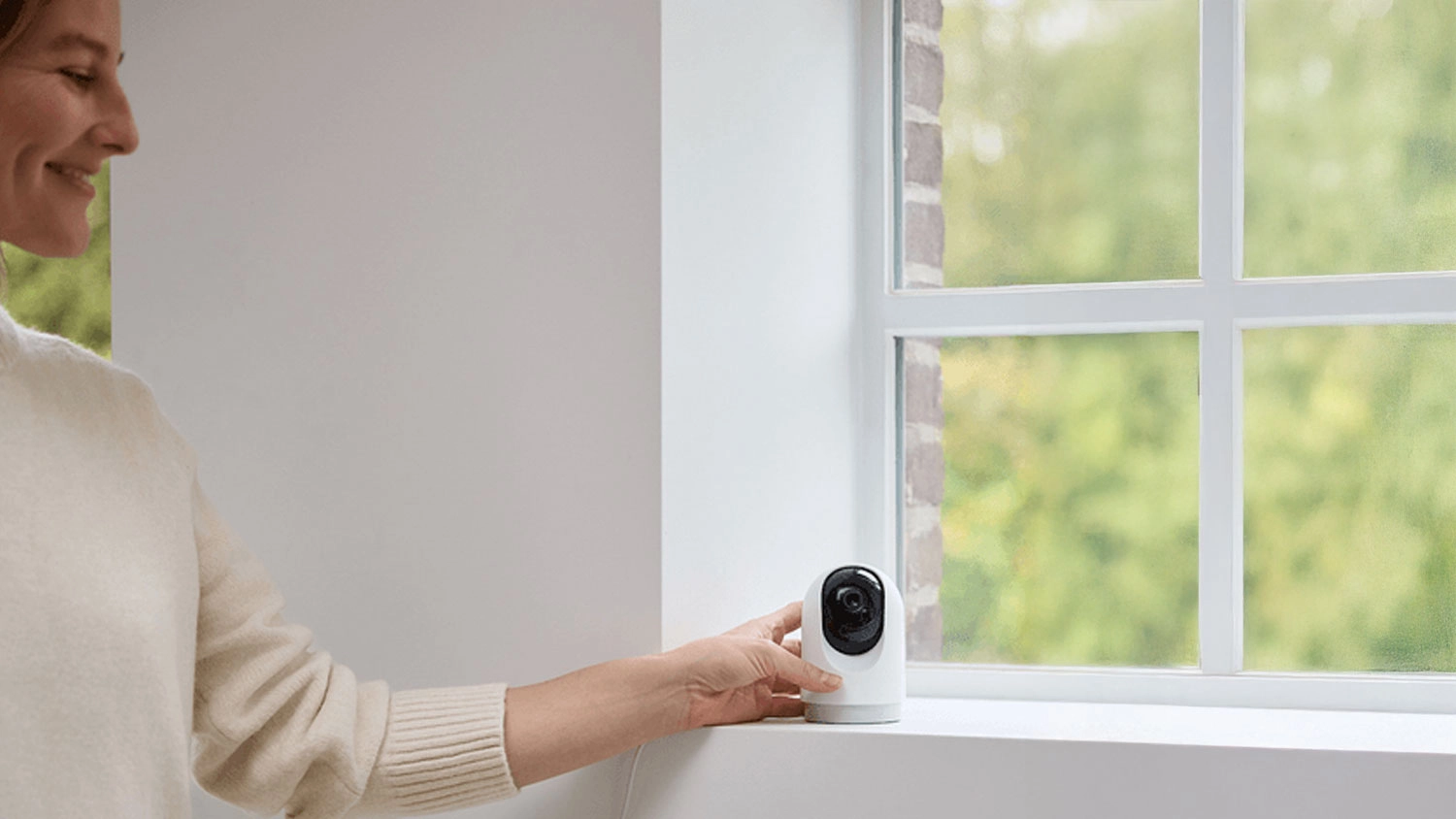 Vnitřní kamera Trust IPCAM-2700 Indoor PT Security Camera v bytě