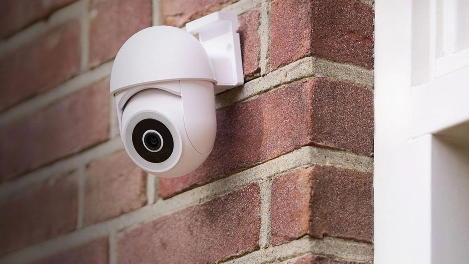 Venkovní otočná kamera Trust IPCAM-3900 Outdoor Dome Camera na fasádě domu