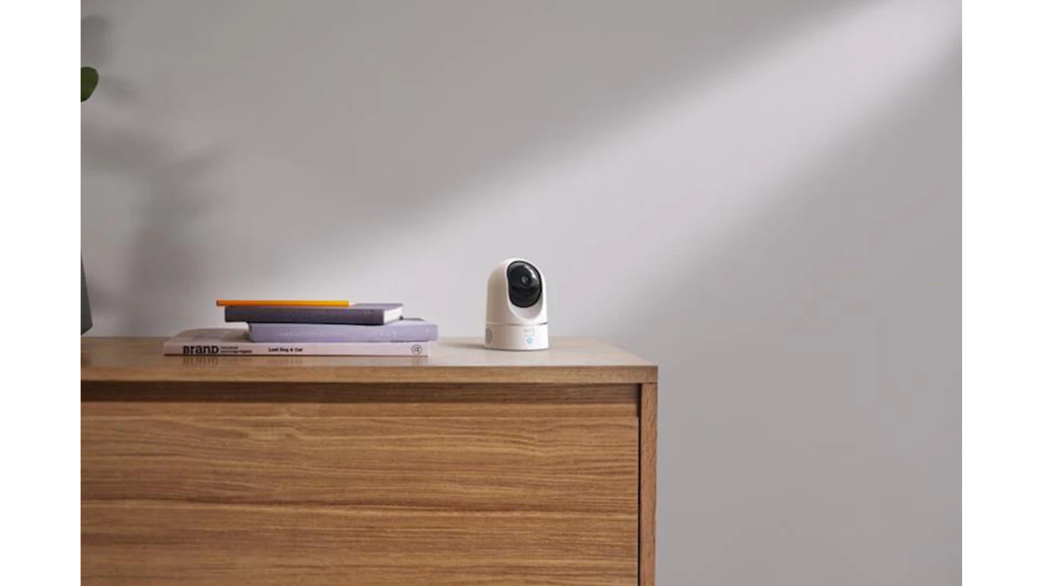 Vnitřní kamera Anker eufy E220 na komodě