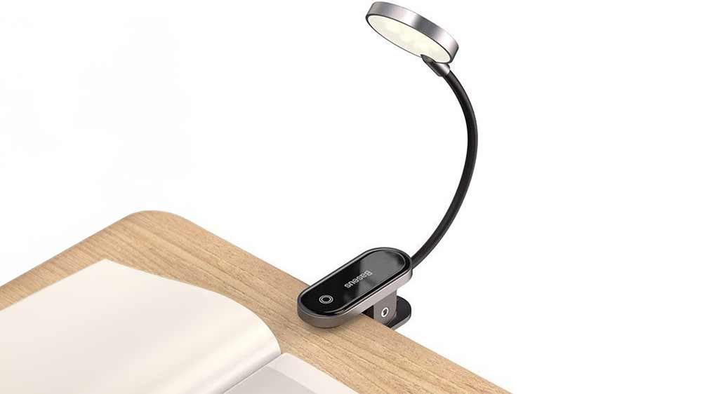 LED lampička na čtení Baseus připevněná na stole_02