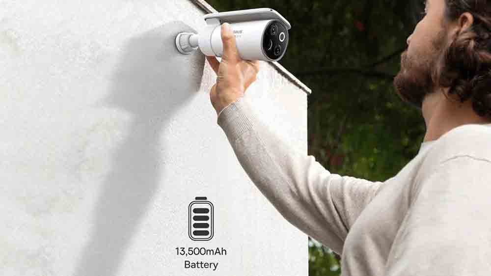 Muž instaluje venkovní kameru bezpečnostního systému Baseus Security S1 Pro 3K_02