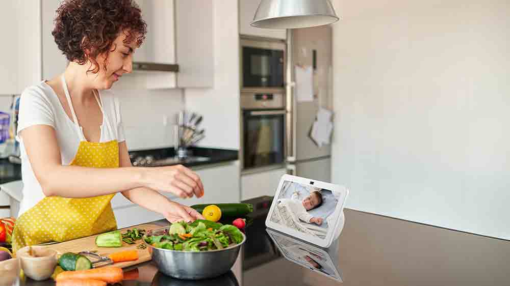 Žena chystá jedlo a na tabletu sleduje spiace dieťa_05