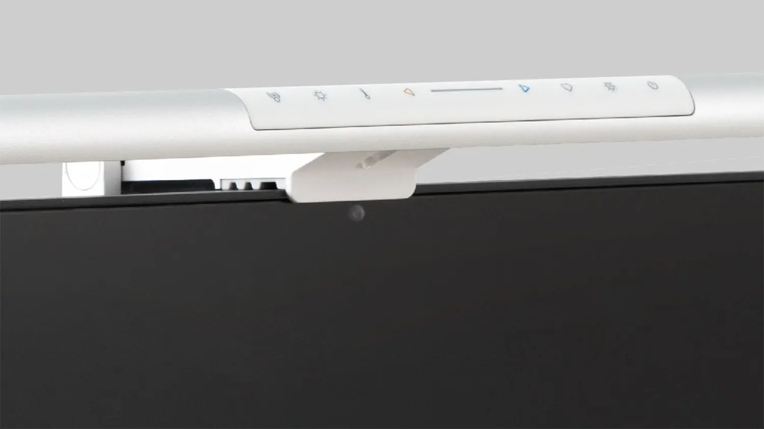 Klipov&aacute; lampa Benq ScreenBar Pro na monitoru