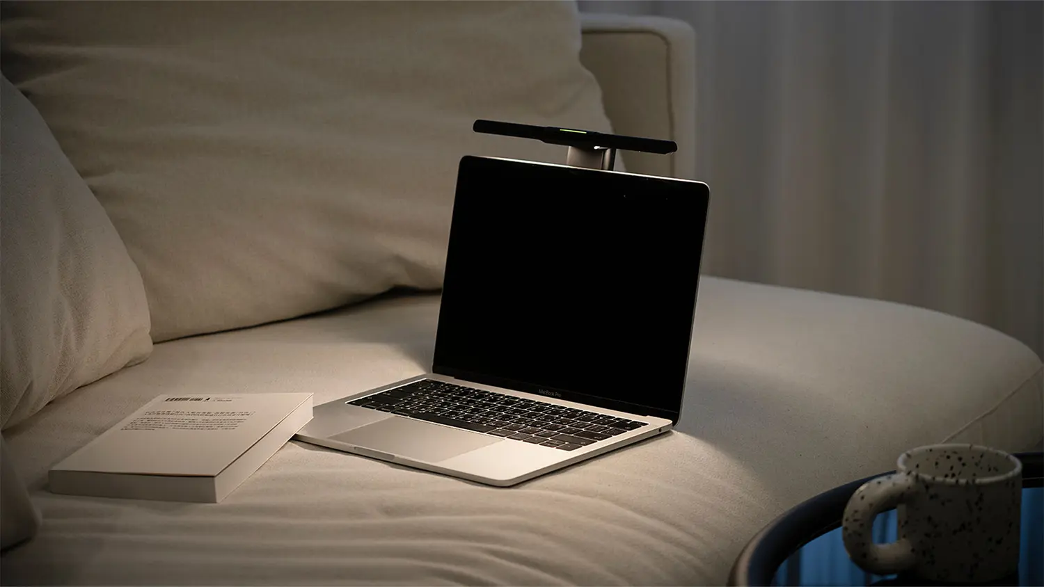 Klipová lampa Benq LaptopBar na notebooku