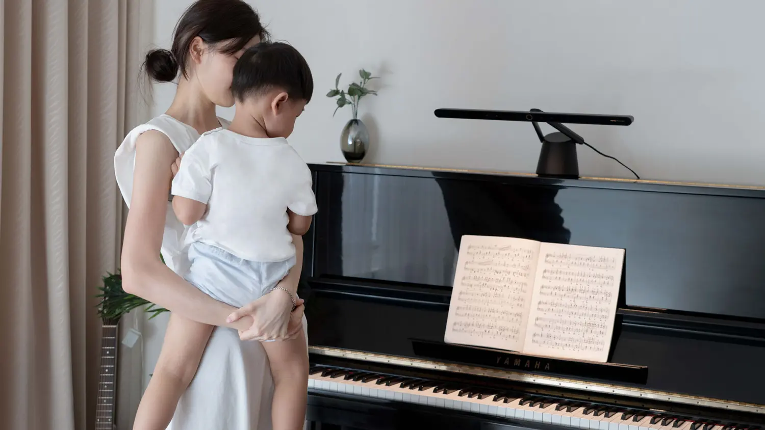 Lampa na klav&iacute;r Benq PianoLight R Black osvetľuje klav&iacute;r