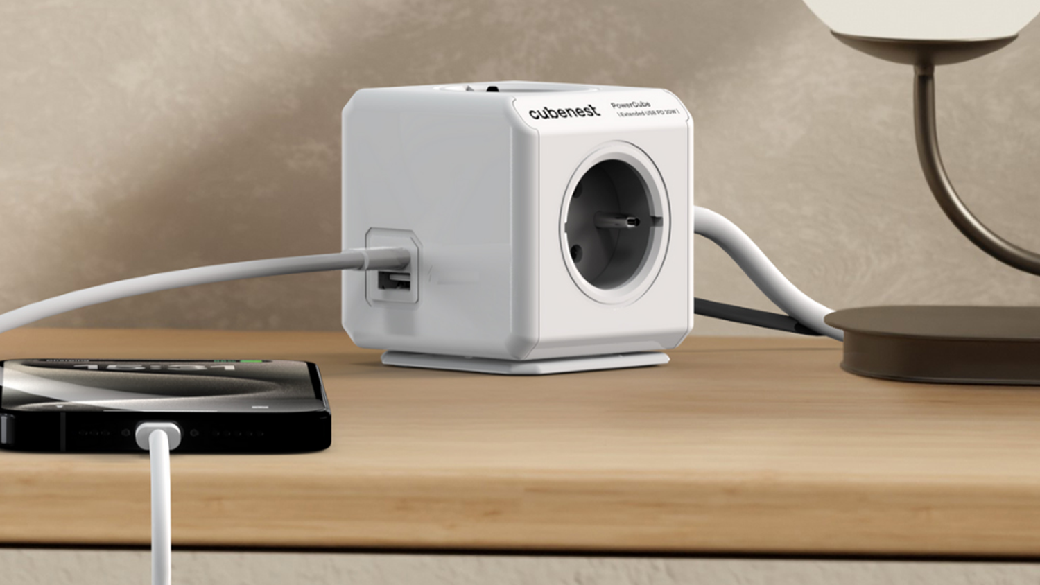 Prodlužovací kabel CUBENEST PowerCube Extended USB-A+C PD 20 W 3 m na stole s připojeným mobilem