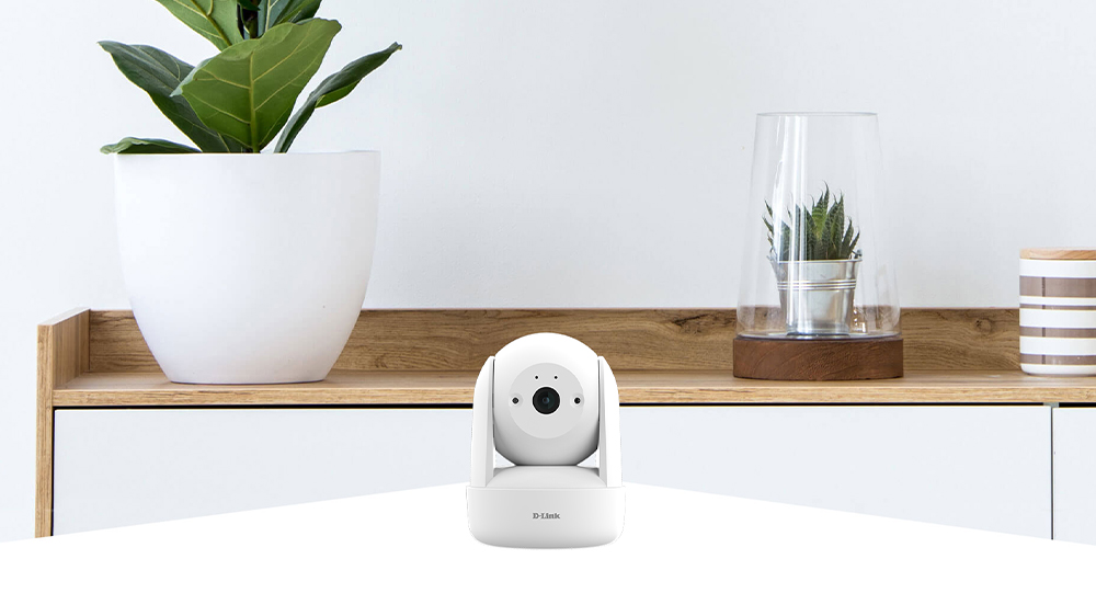 Kamera D-Link DCS-6501LH/EC1 2K na stole s rostlinami za ní_02