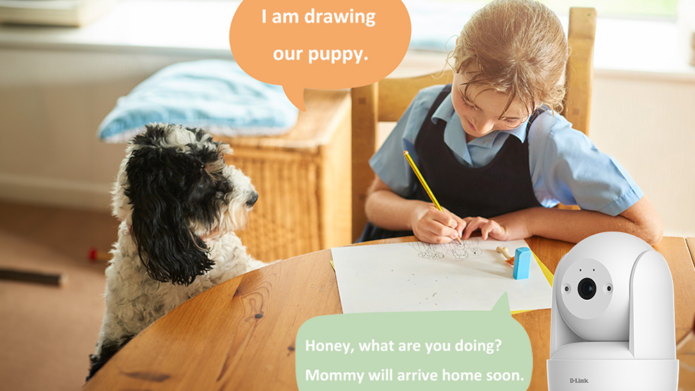 Dítě si maluje a povídá s rodiči přes kameru_04