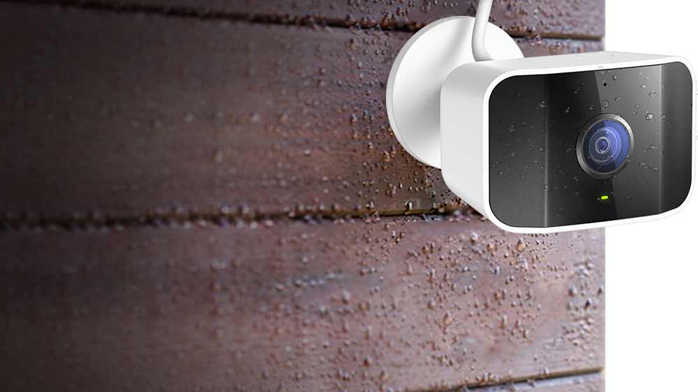 Venkovní kamera D-LINK DCS-8620LH umístěná na dřevěné zdi_02