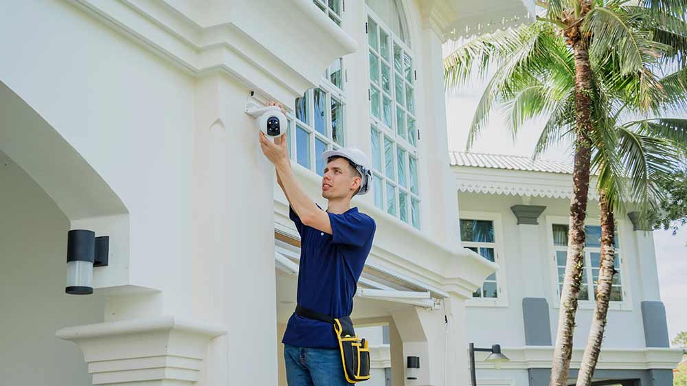 Technik instaluje venkovní kameru_04