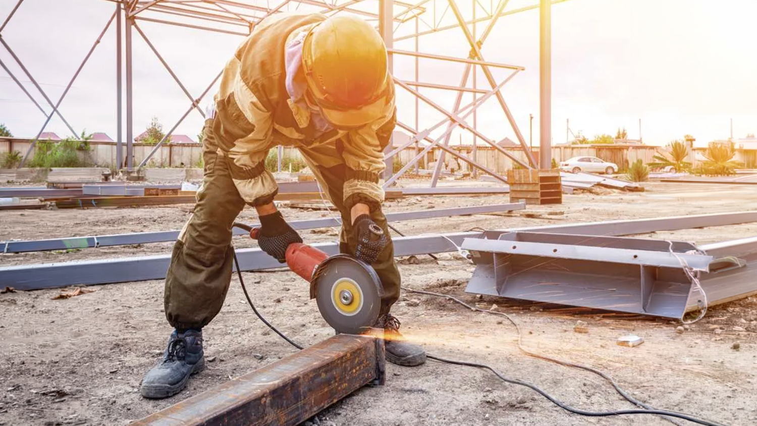 Muž pracující na stavbě a kabel EMOS P01720_02