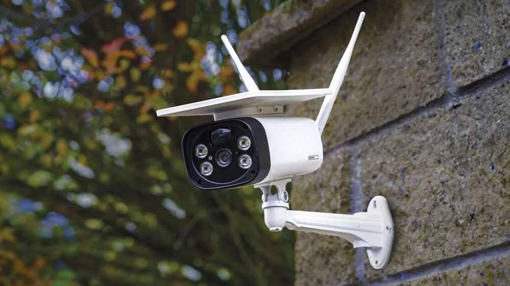 Kamera umiestnená na stĺpiku pri bráne_02