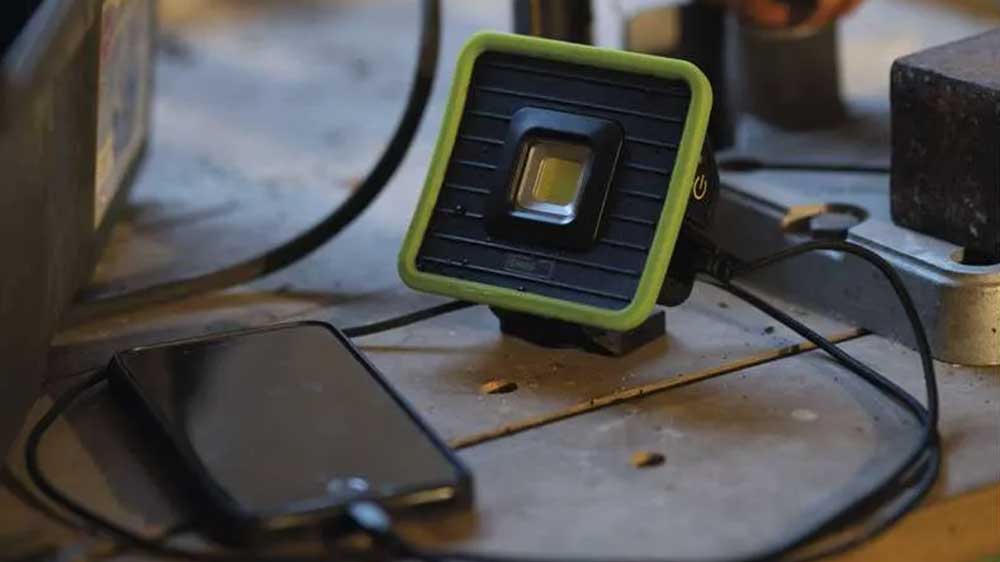 Dob&iacute;jen&iacute; telefonu pomoc&iacute; LED nab&iacute;jec&iacute;ho pracovn&iacute;ho reflektoru EMOS P4539_03