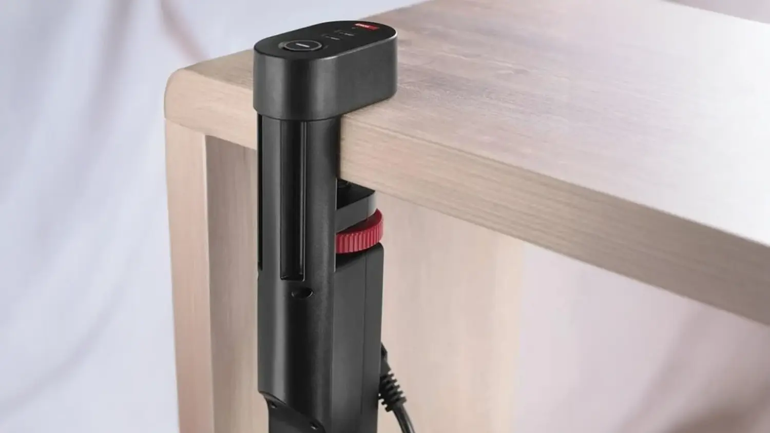 Prodlužovací kabel EMOS P1311PD demonstrující uchycení ke stolu a USB porty pro rychlé nabíjení.