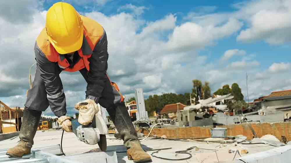 Muž při práci na stavbě_04