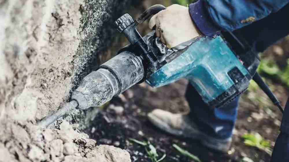 Muž pracuje se sbíječkou_05