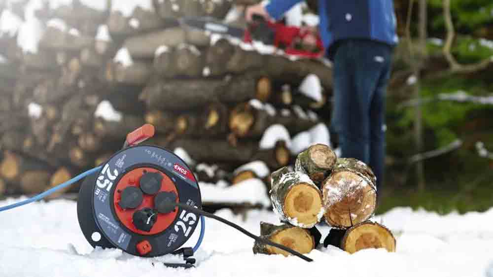 Prodlužovací kabel na bubnu Emos P08525W na sněhu_02