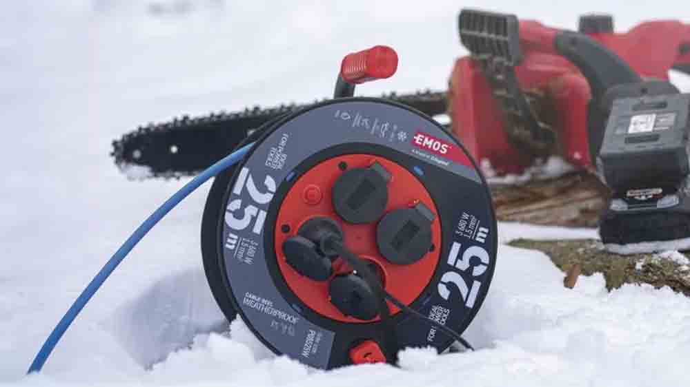 Prodlužovací kabel na bubnu Emos P08525W na sněhu_03