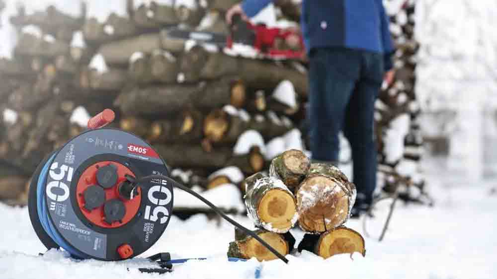 Prodlužovací kabel na bubnu Emos P08550W na sněhu_02