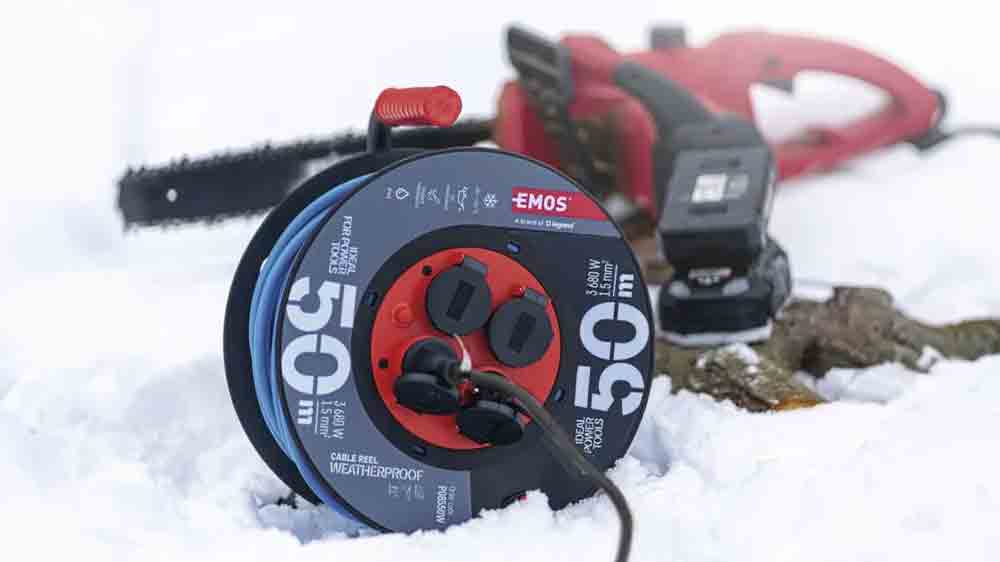 Prodlužovací kabel na bubnu Emos P08550W na sněhu_03