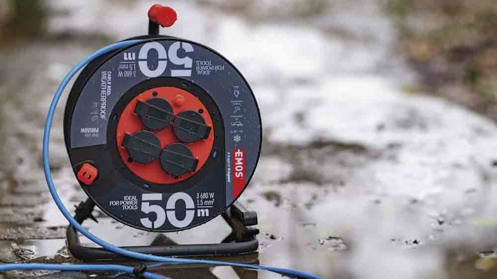 Prodlužovací kabel na bubnu Emos P08550W v dešti_04